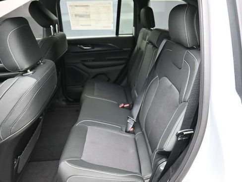 New 2025 Jeep Grand Cherokee Laredo image 17