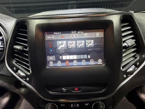 Used 2020 Jeep Cherokee Latitude Plus FWD image 28