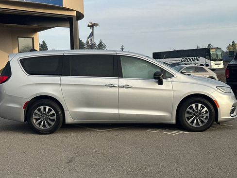 Used 2024 Chrysler Pacifica Select image 3