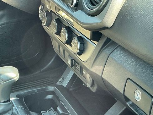 Used 2022 Toyota Tacoma TRD Off-Road image 8