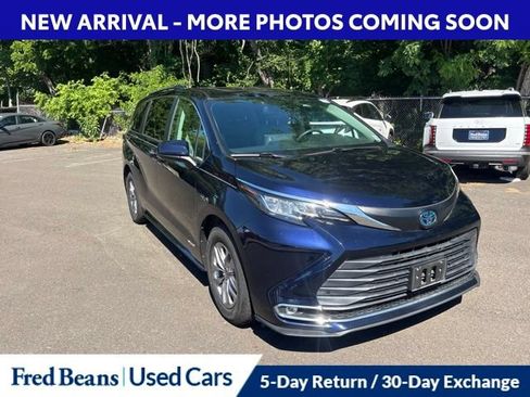 Used 2021 Toyota Sienna XLE AWD/4WD image 3