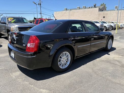 Used 2008 Chrysler 300 Touring RWD image 2
