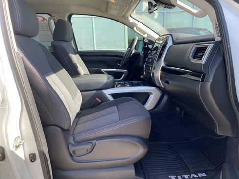 Used 2021 Nissan Titan SV w/ SV Convenience Package image 18