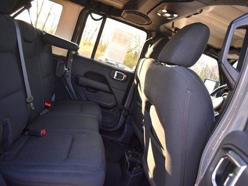 Used 2021 Jeep Wrangler Unlimited Sahara AWD/4WD image 17