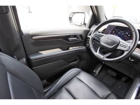 Used 2025 Chevrolet Suburban Z71 AWD/4WD image 8