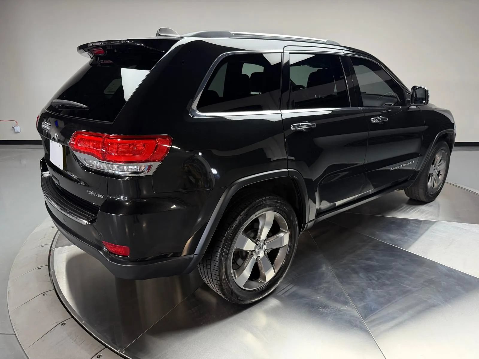 Used 2014 Jeep Grand Cherokee Limited RWD image 2
