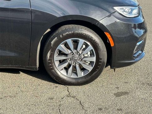 Used 2023 Chrysler Pacifica Touring-L image 7