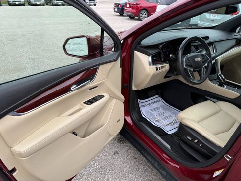 Used 2017 Cadillac XT5 Luxury w/ Driver Awareness Package AWD/4WD image 9