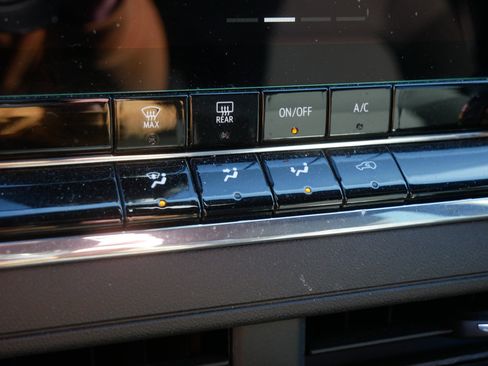 Used 2023 Chevrolet Colorado Trail Boss w/ Technology Package image 32