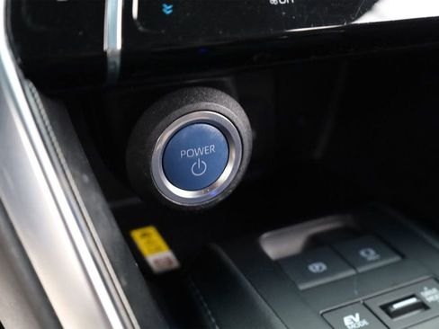 Used 2022 Toyota Venza Limited image 39