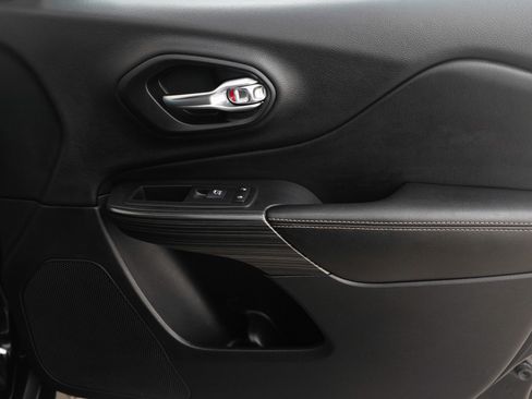 Used 2017 Jeep Cherokee Limited image 9