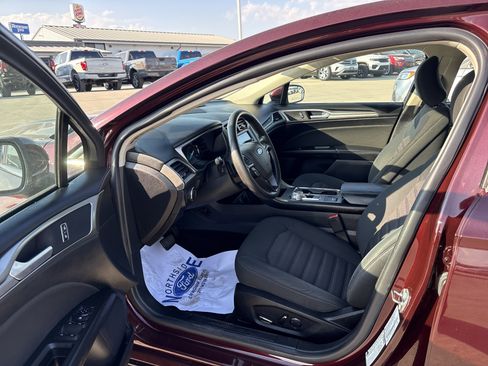 Used 2018 Ford Fusion SE w/ Fusion SE Technology Package image 8