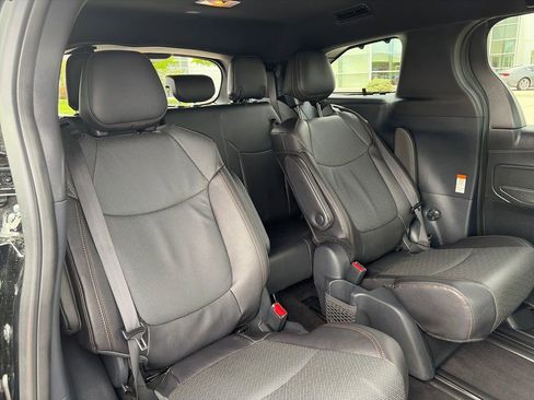 Used 2025 Toyota Sienna Platinum AWD/4WD image 35
