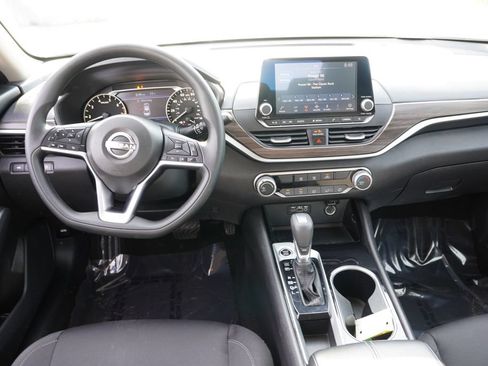 Used 2024 Nissan Altima 2.5 SV FWD image 18