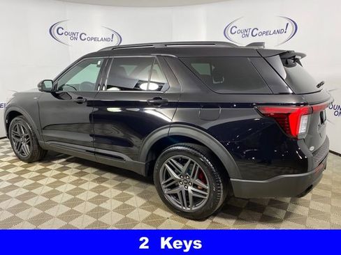 Used 2025 Ford Explorer ST-Line w/ ST-Line Street Pack image 4