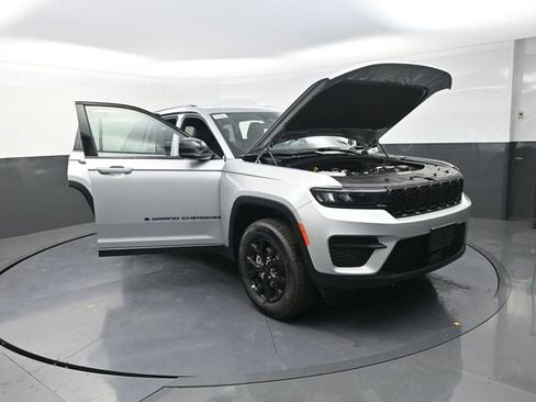 New 2025 Jeep Grand Cherokee Altitude image 27