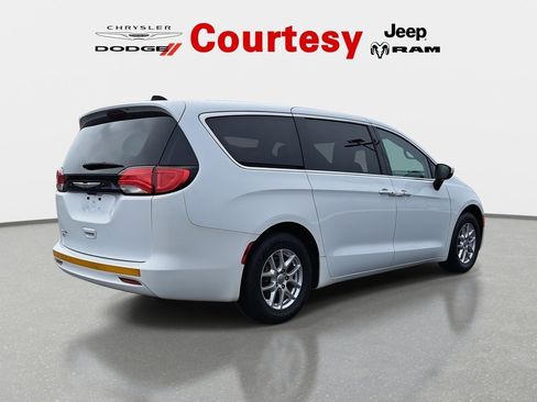 Used 2023 Chrysler Voyager LX image 5