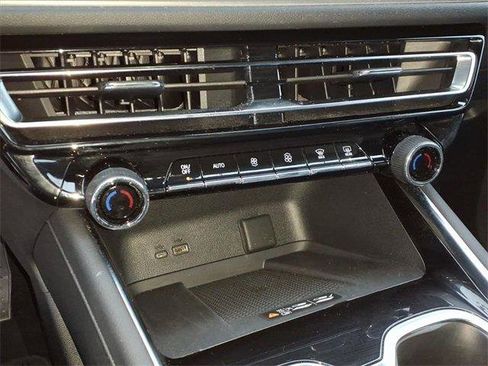 Used 2025 Chevrolet Traverse LT image 14