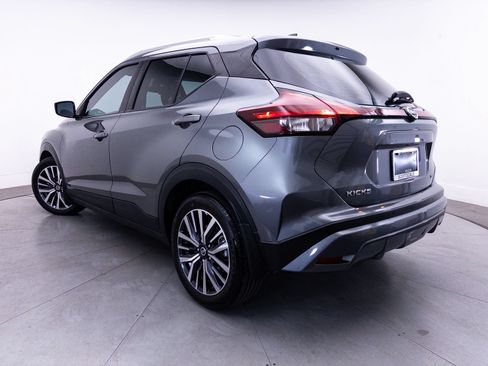 Used 2021 Nissan Kicks SV FWD image 3