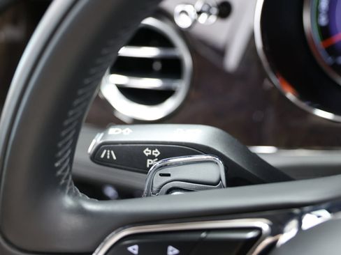 Used 2020 Bentley Bentayga Plug-In Hybrid AWD/4WD image 31