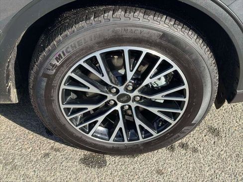 Used 2025 Ford Escape SE w/ PHEV Premium Package image 9