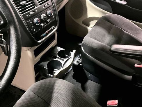 Used 2018 Dodge Grand Caravan SE w/ UConnect Hands-Free Group image 18
