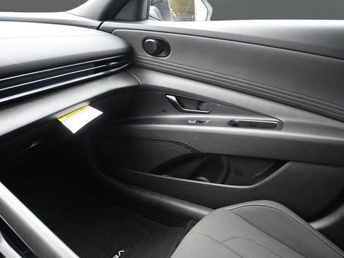 Used 2025 Hyundai Elantra SEL FWD image 7