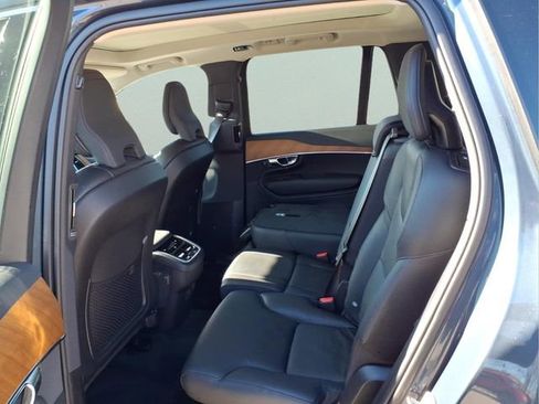 Used 2022 Volvo XC90 T6 Momentum w/ Advanced Package image 7
