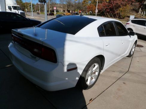 Used 2014 Dodge Charger SE image 2