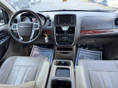 Used 2013 Chrysler Town & Country Touring FWD image 15