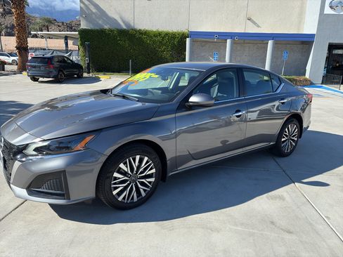 Used 2024 Nissan Altima 2.5 SV w/ SV Premium Package image 3