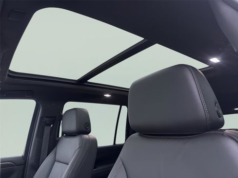 Used 2024 Chevrolet Suburban Z71 w/ Luxury Package image 20