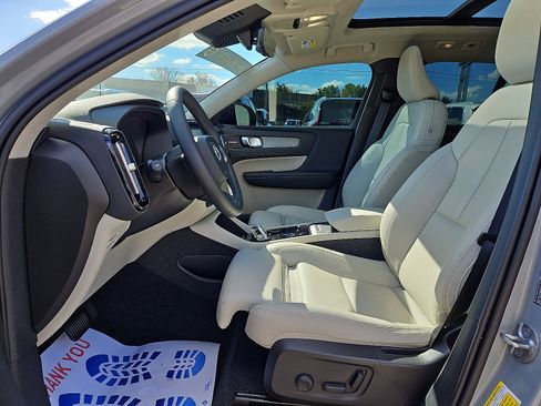 Used 2025 Volvo XC40 B5 Ultra w/ Climate Package image 13