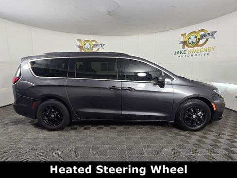 Used 2022 Chrysler Pacifica Touring-L image 11