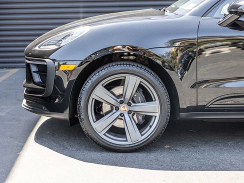 Certified 2026 Porsche Macan AWD/4WD image 11