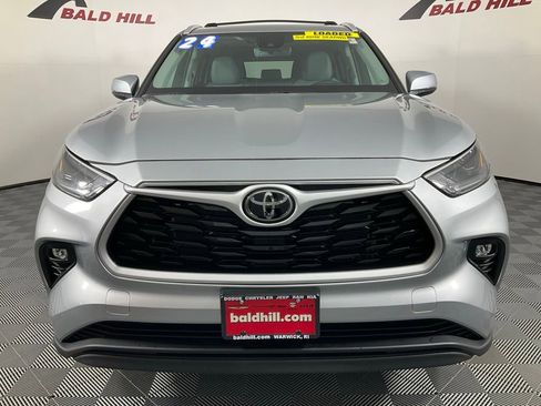 Used 2024 Toyota Highlander XLE image 2