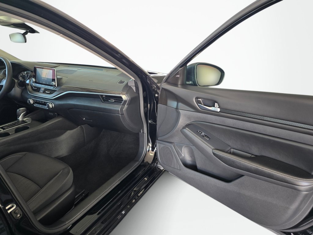 Used 2025 Nissan Altima 2.5 SV FWD image 39