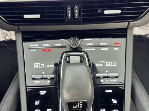Used 2022 Porsche Cayenne Platinum Edition AWD/4WD image 31