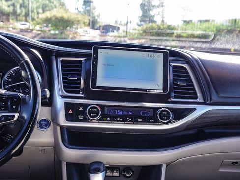 Used 2017 Toyota Highlander Limited image 15