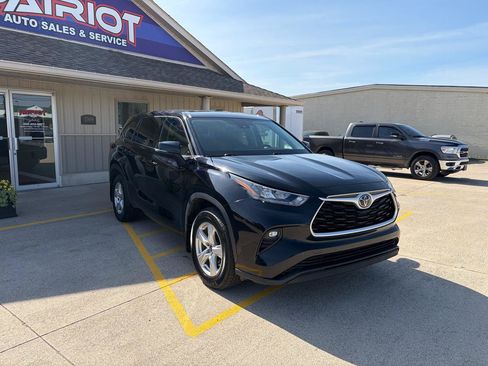 Used 2020 Toyota Highlander LE AWD/4WD image 3