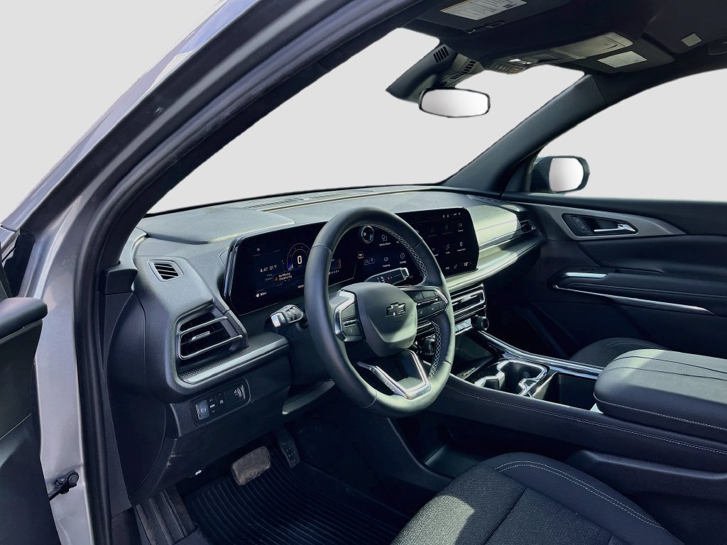 Used 2026 Chevrolet Traverse LT w/ Midnight/Sport Edition FWD image 9