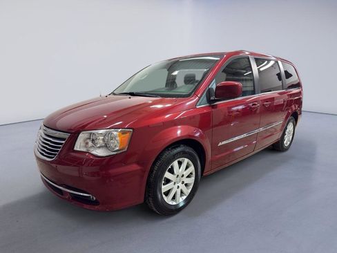 Used 2016 Chrysler Town & Country Touring image 3