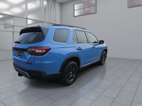 Certified 2025 Honda Pilot TrailSport image 11