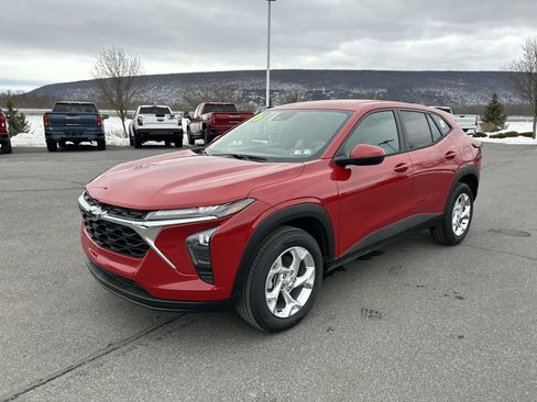 New 2026 Chevrolet Trax LS w/ LS Convenience Package FWD image 3