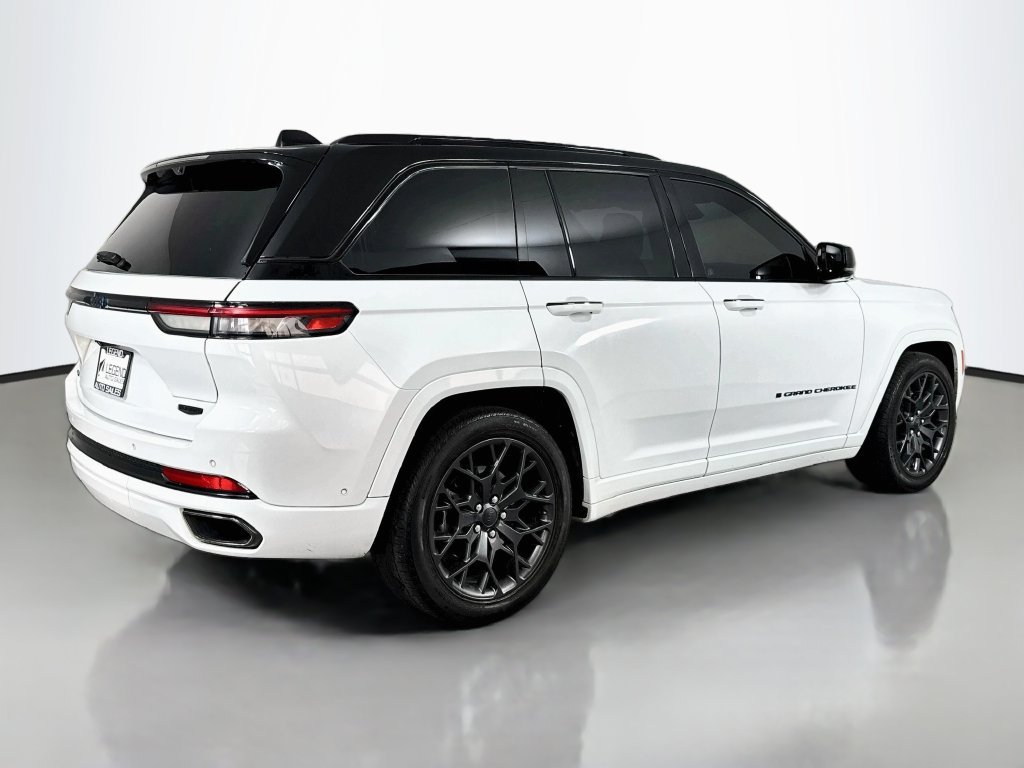 Used 2023 Jeep Grand Cherokee Summit AWD/4WD image 7