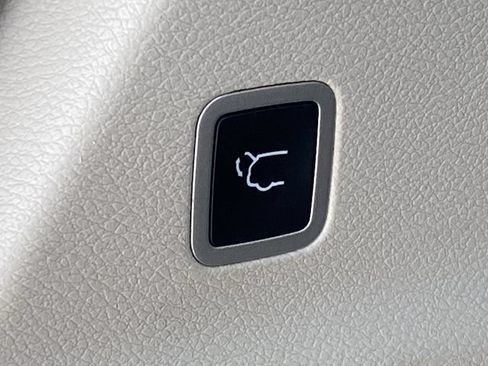 Used 2023 Chrysler Voyager LX FWD image 6