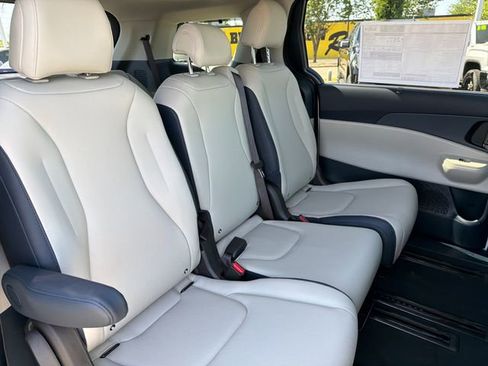 New 2026 Kia Carnival SX FWD image 23