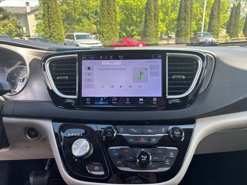 Used 2023 Chrysler Pacifica Touring-L FWD image 18