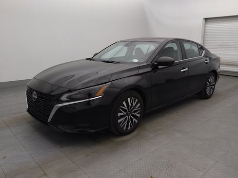 Used 2024 Nissan Altima 2.5 SV image 2