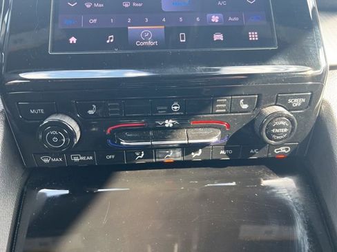 Used 2025 Jeep Grand Cherokee Laredo w/ Luxury Tech Group I AWD/4WD image 13